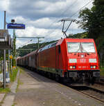 Die 185 357-1 (91 80 6185 357-1 D-DB) der DB Cargo AG fährt am 08 August 2024 mit einem Coilzug (Drehgestellflachwagen mit verschiebbarem Planenverdeck der Gattung Sahimms u.ä.) durch Scheuerfeld (Sieg) in Richtung Köln.

Die TRAXX F140 AC2 wurde 2008von der Bombardier Transportation GmbH in Kassel unter der Fabriknummer 34269 gebaut. Sie hat die Zulassungen für Deutschland und Österreich.
