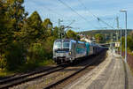 Die an die RTB Cargo vermietete SIEMENS Vectron MS 6193 094-0 (91 80 6193 094-0  D-Rpool) der Railpool GmbH in München fährt am Sonntag den 22 September 2024, mit der kalten auch an die RTB Cargo vermietete Bombardier TRAXX F140 AC2 – 185 612-9 (91 80 6 185 612-9 D-ATLU) und einem mit langen Hödlmayer Autotransportzug (Touax-Wagen der Gattung Laaers), durch den Bahnhof Kirchen/Sieg in Richtung Köln. Die SIEMENS Vectron trägt die Werbung: SIEMENS 23.000 Lokomotiven aus München. 

Die Multisystemlokomotive Siemens Vectron MS wurde 2022 von SIEMENS Mobilitiy in München-Allach unter der Fabriknummer 23000 gebaut. Sie wurde in der Variante MS A17 ausgeführt und hat so die Zulassungen für Deutschland, Österreich, Polen, Tschechien, die Slowakei, Ungarn, Rumänien, Slowenien, Kroatien und Bulgarien (D-A-PL-CZ-SK-H-RO-SL-HR-BG).  Für Serbien (SRB) ist auch eine Zulassung vorgesehen, aber ist z.Z. noch durchgestrichen. 

So besitzt die Variante MS A17 folgende Zugsicherungssysteme: ETCS BaseLine 3, sowie für Deutschland (PZB90 / LZB80 (CIR-ELKE I)), für Österreich (ETCS Level 1 mit Euroloop, ETCS Level 2, PZB90 / LZB80), für Polen (SHP, für Tschechien und Slowakei (LS (Mirel)), für Ungarn (ETCS Level 1, EVM (Mirel)), sowie für Rumänien, Slowenien und Kroatien (PZB90).

Die Bombardier TRAXX F140 AC2 wurde 2008 von Bombardier in Kassel unter der Fabriknummer 34263 gebaut. Sie hat die Zulassung (140 km/h) für Deutschland, Österreich und Ungarn.
