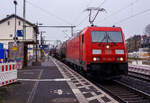 Die 185 264-9 (91 80 6185 264-9 D-DB) der DB Cargo AG fährt am 30 Dezember 2024 mit einem gemischten Güterzug durch den Bahnhof Bonn-Beuel in südlicher Richtung.