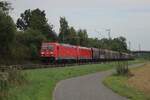 Am 8 Augustus 2025 zieht DB Cargo 185 206 ein Stahlzug durch Kaarst-Broicherseite.