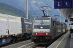 E-Lok 186 285, von Railpool mit einer weiteren Lok, fahren mit einem Gterzug durch den Bahnhof Schwaz (A).