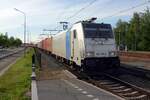 Kombi Rail Europe KRE 186 536 zieht ein Containerzug nach Neuss durch Blerick am 28 Mai 2021.
