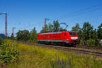 Die 189 024-3 (91 80 6189 024-3 D-DB) der DB Cargo AG rauscht am 28 Juni 2024, als Lz (Lokzug)/ auf Tfzf (Triebfahrzeugfahrt) durch Ruderdorf (Kreis Siegen) in Richtung Siegen.

Die SIEM;ENS ES 64 F4(EuroSprinter) wurde 2003 von SIEMENS in München-Allach unter der Fabriknummer 20699 gebaut und an die damalige Railion Deutschland AG (heute DB Cargo AG) in der Variante A ausgeliefert und war nur für Deutschland zugelassen. 2007 wurde sie in die Variante J umgebaut und besitzt nun die Zugbeeinflussungssysteme LZB/PZB, ETCS und ATB für
den Einsatz in Deutschland und den Niederlanden.

Die Stromabnehmerbestückung ist folgende: 
Pos. 1: D, NL (AC)
Pos. 2: NL (DC)
Pos. 3: NL (DC)
Pos. 4: D, NL (AC)

Die Elektrolokomotive ES64F4 ist eine Variante der EuroSprinter-Lokfamilie von Siemens Mobility (vormals Siemens Transportation Systems) mit Vier-Stromsystem-Ausstattung. In Deutschland ist sie vor allem als Baureihe 189 der Deutschen Bahn im Einsatz. Sie ist in allen vier in Europa üblichen Bahnstromsystemen einsetzbar. Für die verschiedenen Bahngesellschaften können die jeweils erforderlichen Zugsicherungssystem-Komponenten als „Paket“ installiert werden.

Die Lokomotiven haben eine elektrische Bremse und Scheibenbremsen. Diese sind wegen der vergleichsweise geringen zulässigen Höchstgeschwindigkeit von 140 km/h und aus Kostengründen als Radscheibenbremsen ausgeführt und nicht, wie bei Lokomotiven des Typs ES 64 U2, auf gesonderten Bremswellen angebracht. Die Konstruktion der Lok ist aber so ausgelegt, dass auch eine Version mit einer Höchstgeschwindigkeit von 230 km/h möglich ist.

Der ölgekühlte Transformator ist unterflur angeordnet, während er in der herkömmlichen Bauweise im Lok-Kasten untergebracht war. Dadurch wurde im Lokkasten ein durchgehender Mittelgang zwischen den Führerständen ermöglicht. Beiderseits des Mittelgangs befinden sich die Stromrichter-Gestelle. Je ein Stromrichtersatz versorgt die Fahrmotoren eines Drehgestelles. Er besteht aus Gleichrichtern, die die Sekundärspannung des Transformators zunächst in Gleichstrom umwandeln, sowie jeweils drei Motorstromrichtersätzen. Zur Glättung der Zwischenkreis-Gleichspannung sind Stützkondensatoren und Saugkreisdrosseln vorhanden. Die zeitlich versetzt taktenden Motorstromrichter formen den Gleichstrom in Drehstrom um und versorgen die Fahrmotoren einzeln. Dadurch können diese auch einzeln geregelt und der Reibwert Rad-Schiene optimal ausgenutzt werden.


Beim Betrieb in Gleichstrom-Netzen wird die Fahrleitungsspannung direkt in die Zwischenkreise eingespeist, wobei die Sekundärwicklungen des Trafos als Netzfilterdrossel genutzt werden.

Die Stromrichter ermöglichen zusammen mit der elektrischen Bremse auch eine Bremsstrom-Rückspeisung mit einer Bremsleistung von theoretisch 6,4 MW. Die Bremskraft ist aber aus Gründen der Entgleisungssicherheit auf 150 kN begrenzt.

TECHNISCHE DATEN:
Spurweite: 1.435 mm (Normalspur)
Achsformel: Bo’Bo’
Länge über Puffer: 19.580 mm
Drehzapfenabstand: 9.900 mm
Achsstand im Drehgestell: 2.900 mm
Treibraddurchmesser: 1.250 mm (neu)
Dienstgewicht: 87 t
Stundenleitung: 6.400 kW bei 15 kV / 25 kV AC; 6.000 kW bei 3 kV DC und 3.000 kW bis 4.200 kW bei 1,5 kV DC
Anfahrzugkraft: 300 kN
Maximale Dauerzugkraft bis 84 km/h; 270 kN
Höchstgeschwindigkeit: 140 km/h
E-Bremskraft max.: 150 kN
Stromsysteme: 15 kV, 16,7 Hz AC; 25 kV, 50 Hz AC; 1,5 kV und 3 kV DC 
Kleinster befahrbarer Gleisbogen: R = 80 m