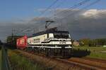 Am 6 Juni 2021 zieht VTG-Retrack 189 211 der Rzepin- Containerzug durch Alverna.