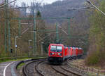 Geführt von der DB Cargo 152 170-7 fährt am 01.04.2022 ein Lokzug durch Scheuerfeld (Sieg) in Richtung Köln.