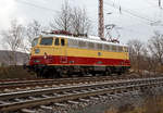 Die TRI E10 1309 (91 80 6113 309-9 D-TRAIN) der Train Rental International GmbH hat am 18.03.2021 als Lokzug in Rudersdorf (Kr. Siegen), an der Dillstrecke (KBS 445), Hp 0. Sie muss erst einen Güterzug überholen lassen.

Die Lok, eine sogenannte „Bügelfalten“ E10.12 mit Henschel-Schnellfahrdrehgestellen für dem TEE Rheingold bzw. TEE Rheinpfeil, wurde 1963 von Krauss-Maffei in München-Allach unter der Fabriknummer 19014 gebaut (der elektrische Teil ist von Siemens) und an die Deutschen Bundesbahn als E10 1309 geliefert. Mit der Einführung des EDV-gerechte Nummernsystems erfolgte zum 01.01.1968 die Umzeichnung in DB 112 309-0. Nach der deutschen Wiedervereinigung und dem darauffolgenden Vereinigung der beiden deutschen Staatsbahnen (DB und DR) wurde sie zum 01.01.1991 in DB 113 309-9 umgezeichnet und fuhr so bis zur Ausmusterung und Verkauf im Jahr 2014.

TECHNISCHE DATEN:
Spurweite: 1.435 mm
Achsformel: Bo’Bo’
Länge über Puffer: 16.440 mm
Drehzapfenabstand:  7.900 mm
Achsabstand im Drehgestell:  3.400 mm
Dienstgewicht: 85,0 t
Höchstgeschwindigkeit: 160 (zeitweise 120 km/h)
Stundenleistung: 3.700 kW (kurzzeitig bis 6.000 kW)
Dauerleistung: 3.620 kW
Anfahrzugkraft: 275 kN
Treibraddurchmesser: 1.250 mm
Stromsystem:  15 kV 16 ⅔ Hz ~
Anzahl der Fahrmotoren: 4
Antrieb: Gummiringfeder
Bremse: mehrlösige Knorr-Einheits-Druckluftbremse, Zusatzbremse, fremderregte elektrische Widerstandsbremse (max. Bremsleistung 2.000 kW, Dauerleistung 1.200 kW)