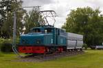 Beim Bahnhof Weckesheim steht als Denkmal die 900 mm ehemalige Lok 3 der Preussen Elektra mit einem Kohlewagen mit Sattelboden für beidseitige Entleerung, hier am 20.08.2014.