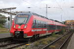 442 338 als RE50(Rostock-Neustrelitz)kurz vor der Ausfahrt im Rostocker Hbf.05.10.2025