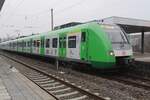 S-Bahn mit 422 034 steht abfahrtbereit in Bochum Hbf am grauen, leicht nebligen 26.