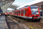   Köln Hauptbahnhof am 08.03.2015: Während links am Gleis 9 die 111 151-7 der DB Regio mit dem RE 7 nach Krefeld steht, fahren auf Gleis 10 zwei gekoppelte ET 423 der S-Bahn Köln als S