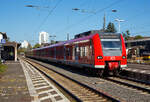 Zwei gekuppelte ET 425er (425 597/425 097 und 425 096/425 596) der DB Regio NRW am 08.10.2021, als RB 27  Rhein-Erft-Bahn  (Koblenz - Kln - Mnchengladbach), beim Halt im Bahnhof Bonn-Beuel.