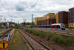 Zwei gekuppelte fünfteilige Stadler FLIRT³ der VIAS Rail GmbH fahren am 16 Mai 2024 vom Hauptbahnhof Düsseldorf in die Abstellgruppe. Zuvor hatten sie die Linie RE 19 „Rhein-IJssel-Express“ (Oberhausen Hbf – Duisburg - Düsseldorf Flughafen - Düsseldorf Hbf) gefahren.

Vorne der ET 25 2203 (94 80 1429 010-0 D-VIASR etc.) und hinten der ET 25 2213 (94 80 1429 020-9 D-VIASR etc.). Diese Stadler FLIRT³ sind Eigentum der ZV VRR Eigenbetrieb Fahrzeuge und Infrastruktur (Essen) und werden für die Verkehrsleistung der VIAS Rail GmbH zur Verfügung gestellt. Sie wurden 2016 von der Stadler Pankow GmbH in Berlin gebaut, der ET 25 2203 unter den Fabriknummern 40240 bis 40245 und der ET 25 2213 unter den Fabriknummern 40300 bis 40305. An der Farbgebung kann man es noch erkennen, ursprünglich wurden diese elektrischen Triebzügen von der Abellio Rail NRW gefahren/genutzt mit der Insolvenz der Abellio Rail NRW wird die Verkehrsleistung seit dem 31. Januar 2022 durch die VIAS Rail GmbH erbracht.

Für das Niederrhein-Netz, die Verkehrsleistungen RE 19 „Rhein-IJssel-Express“ (Düsseldorf – Oberhausen – Wesel mit Flügelung nach Bocholt bzw. via Emmerich nach Arnheim), sowie RB 35 „Emscher-Niederrhein-Bahn“ (Mönchengladbach - Duisburg – Oberhausen – Gelsenkirchen) wurden fünfteilige Flirt-3-Triebzüge bestellt. Es waren 13 Einsystemtriebzüge (AC) für 15 kV, 16,7 Hz (ET 25 22xx / BR 1429) und 7 Mehrsystemtriebzüge (MS) für 15 kV, 16,7 Hz und 25 kV, 50 Hz, sowie 1,5 kV Gleichspannung (geführt als ET 25 23xx / BR 2429). Beide Verkehrsleistungen wurden im Februar 2022 von der VIAS Rail übernommen.

Seit dem 1. Februar 2022 betreibt die Vias Rail im Rahmen einer Notvergabe die Teilnetze S 7 (Der Müngstener) und Niederrhein-Netz (Linien RE19 und RB35), die zuvor von der insolventen Abellio Rail NRW betrieben wurden. Der Verkehrsvertrag für das Niederrhein-Netz wurde zwischenzeitlich per Direktvergabe bis Dezember 2025 verlängert. Die S 7 wird seit Dezember 2023 von der RheinRuhrBahn betrieben. Seit dem Fahrplanwechsel im Dezember 2023 betreibt VIAS zusätzlich das Ruhr-Sieg-Netz bestehend aus den Linien RE 16 (Essen – Iserlohn), RB 46 (Bochum – Gelsenkirchen) und RB 91 (Hagen – Siegen/Iserlohn).