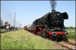 44 1486-8 mit dem Fotog�terzug (NVR-Nummer 90 80 0 044 486-3 D-EFSFT, Dampflokfest im Traditionsbahnbetriebswerk Sta�furt, gesehen Sta�furt-Leopoldshall 05.06.2010)