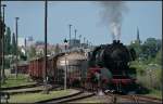 50 3708-0 mit einem Fotog�terzug vor der Kulisse von Sta�furt (Teleaufnahme, Dampflokfest im Traditionsbahnbetriebswerk Sta�furt, gesehen Sta�furt-Leopoldshall 05.06.2010)