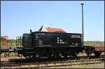 DR 30 50 94 97608-4 ist ein dreiachsiger Schlackewagen (Dampflokfest im Traditionsbahnbetriebswerk Sta�furt, gesehen Sta�furt-Leopoldshall 05.06.2010)