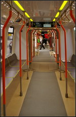 InnoTrans 2016 in Berlin: Einrichtung mit Sitzen entlang des TW3000 f�r die �stra Hannover mit �bergang in die andere H�lfte und gro�em Informationsdisplay.