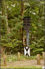 Am Tag der offenen T�r der AG M�rkische Kleinbahn e.V. am 10.09.2017 in Berlin-Lichterfelde konnte man auch dieses interessante Lichtsignal entdecken. Es handelt sich um ein Sv-Signal der Berliner S-Bahn, Bauart  Stadtbahn . Die oberen sechs Lichtpunkte arbeiten hier als Hauptsignal, die unteren drei als Vorsignal (Danke f�r die Info an die MKB e.V.).