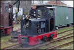 In voller Fahrt mit 13 km/h zeigte sich die Lok 6 der Museumsfeldbahn Leipzig-Lindenau am Museumsbahnhof, wo sie am 23.12.2023 den Glühweinfahrten fotografiert werden konnte.
