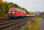   Die 218 485-1 (92 80 1218 485-1 D-AIX) der AIXrail GmbH ist am 20.10.2020 mit einem Flachwagenzug im Bahnhof Herdorf.