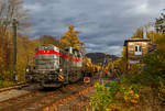   Die Vossloh G 12 – 4120 001-7 „Karl August“ (92 80 4120 001-7 D-KAF) der KAF Falkenhahn Bau AG (Kreuztal) steht am 02.11.2020 mit einem Kippwagenzug (Kippwagen MK 45 DH