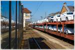 Auch wenn ein Gleis dazwischen liegt, so sollte man kein Leichtgewicht sein, wenn solch ein Autozug durch den Bahnhof rauscht und man ihm nachschaut.