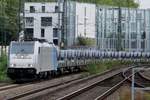 Stahlzug mit Lineas-Söldner 186 455 durchfahrt rühig Köln Süd am 4 Oktober 2017.