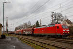 Die 185 067-6 (91 80 6185 067-6 D-DB) der DB Cargo AG erreicht mit einem langen Coilzug am 29.12.2021 Kreuztal und bringt in den Rbf.