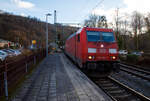 Die 185 302-7 (91 80 6185 302-7 D-DB) der DB Cargo AG fährt am 17.01.2023 mit einem Warmband-Coilzug durch Kirchen (Sieg) in Richtung Siegen.