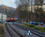 Die 187 186 (91 80 6187 186-2 D-DB) der DB Cargo AG fährt am 20 November 2025 mit einem Coilzug durch Kirchen/Sieg in Richtung Siegen.
