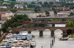 Koblenz am 13.08.2011 ber die Moseleisenbahnbrcke kommt eine 185er mit einem Gterzug und fhrt Richtung Mainz.