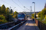 Die SIEMENS Vectron MS X4E – 664 / 193 664-0 (91 80 6193 664-0 D-DISPO) der BRCE - Beacon Rail Capital Europe (München) fährt am 17 September 2024 mit einem KLV-Zug durch den Bahnhof