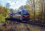 Ein fast fabrikneuer SIEMENS XLoad-Vectron, gerade mal 4 Wochen alt.
Die an die SBB Cargo International AG vermietete 193 549 mit XLoad  Duomo Milano  (91 80 6193 549-3 D-SIEAG) der SdLeasing GmbH, Stuttgart (eingestellt in Deutschland durch Siemens) fhrt am 29.10.2024 mit einem KLV-Zug, durch Kirchen (Sieg) in Richtung Siegen.

Die Multisystemlokomotive Siemens Vectron MS wurde 2024 von Siemens Mobilitiy in Mnchen-Allach unter der Fabriknummer 23595 gebaut und am 25.09.2024 ausgeliefert. Sie wurde in der Variante A40-1a ausgefhrt und hat so die Zulassung fr Deutschland, sterreich, die Schweiz, Italien, die Niederlande und Belgien (D / A / CH / I / NL / B). Sie verfgt ber eine Leistung von 6,4 MW (160 km/h) und ist neben den nationalen Zugsicherungssystemen mit dem Europischen Zugsicherungssystem (ETCS  BL3) ausgestattet. Zudem ist sie mit der neuen Ausrstungspaket XLoad ausgestattet. 

Das neue XLoad Ausrstungspaket fr Vectron:
XLoad ist ein Ausrstungspaket fr Vectron, welches knftig mitbestellt, aber auch bei bereits ausgelieferten Vectron Loks nachgerstet werden kann. Das Feature verbessert die Reibwertausnutzung und ermglicht dadurch hhere Anhngelasten. Zudem reduzieren die Fahreigenschaften, die das Feature bewirken, den Verschlei von Rad und Schiene.

Aktuell sind die Schweizer Vectron-Lokomotiven (SBB Cargo und BLS Cargo) in der Regel in Doppeltraktion unterwegs. Die Steigungen und Rampen der Schweizer Berge sind vor allem bei schlechten Witterungsbedingungen nicht ohne. Eine Lokomotive muss auch bei geringerem Schlupf gengend Traktion auf die Schienen bringen, um alle Gter sicher und zuverlssig ans Ziel zu bringen. Ein effizienter Weg aus dieser Misere ist die fr Vectron entwickelte Zusatz-Funktion XLoad. Den erfolgreichen Beweis trat eine SIEMENS Testlokomotive im Frhjahr 2022 bei der SBB Cargo International und bei der BLS Cargo eindrcklich an. 

Fr SBB Cargo International bewies die Test-Lokomotive am Bzberg und fr BLS Cargo an der Nordrampe des Ltschbergs ihre enorme Zugkraft. 
Vectron meisterte im Frhjahr 2022 die lange 12‰-Steigung des Bzbergs mit einer Anhngerlast von 2.000 Tonnen bravours. Bei den nchtlichen Testfahrten zeigte sich eindrcklich die enorme Zugkraft der Lokomotive. 

Am Ltschberg wurden bei der BLS Cargo steigungsmig noch ein paar Promille draufgepackt. Mit 1.020 Tonnen im Gepck bewltigte die Vectron-Lokomotive mit XLoad-Feature die 27‰-Steigung der Nordrampe ebenfalls meisterlich. Und auch diverse Anfahrtsversuche absolvierte der mit dem XLoad-Feature aufgerstete Vectron problemlos. 

So bestellte die SdLeasing GmbH (Stuttgart) im Auftrag der SBB Cargo International jngst 20 Vectron Lokomotiven mit XLoad bei SIEMENS.
