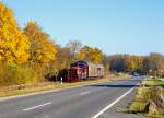   Die V 26.3 (Lok 3) der Westerwaldbahn (WEBA) eine Jung R 30 B, bringt am 27.10.2015 ihrem kurzen Güterzug von Weitefeld, via Bindweide, nach Scheuerfeld/Sieg, hier beim Elkenrother Weiher