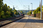 Die 185 005-6 (91 80 6185 005-6 D-DB) der DB Cargo AG fährt am 17 September 2024 mit einem gemischten Güterzug durch den Bahnhof Kirchen (Sieg).