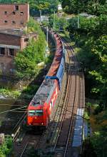 185 589-9 der HGK (Hfen und Gterverkehr Kln AG) mit einem sehr langen Ganzzug von leeren VTG Selbstentladewagen (Falns) und am Schluss waren dann noch 2 Class 66 (JT42CWR) Lokomotiven der Ascendos