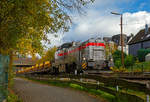   Die Vossloh G 12 – 4120 001-7 „Karl August“ (92 80 4120 001-7 D-KAF) der KAF Falkenhahn Bau AG (Kreuztal) am 04.11.2020 mit einem Kippwagenzug (Kippwagen MK 45 DH