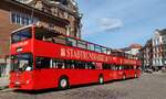Zwei Busse der ROTEN DOPPELDECKER stehen bereit für die nächste Hamburger Stadttour
