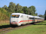 401 501 als ICE 931 von Warnemünde nach Berlin-Südkreuz bei der Durchfahrt mit Fernlicht für den Fotografen in Rostock-Lichtenhagen.31.08.2024