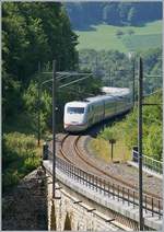 Der DB ICE 10258 von Interlaken nach Berlin nähert sich dem bekannten Rümlinger Viadukt, welches 1855/56 nach Plänen von Karl von Etzel erbaut wurde.