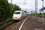 Der ICE 1 - Tz 104 „Fulda“ (401 004 / 401 504) fährt am 26 Mai 2024 durch den Bahnhof Köln Messe/Deutz.