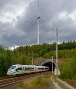   Der ICE 3 MF - Tz 4682  Köln  (406 082 / 406 582), ex Tz 4609 (406 009 / 406 509), schießt am 29.08.2020 aus dem Südportal vom Tunnel Elzer Berg (1.110 m lang) und fährt auf der