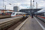 Wir haben München Hauptbahnhof am 13 Januar 2025 verspätet um 12 Uhr 53, mit dem ICE 527 geführt von dem Velaro D – Tz 714 ein ICE der BR 407 (rechts im Bild) erreicht.