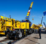 Der KIROW 25t-Gleisbauschienenkran MULTI TASKER KRC 250 LUL (99 70 9319 002-0) und davor der KIROW Weichentransportwagen Switch Tilter LUL (99 70 9358 002-2), pr�sentiert auf der iaf 2017