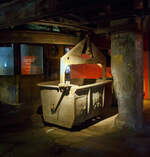 Auch eine Eisenbahn (Schwebebahn): Die H�ngebahn der V�lklinger H�tte am 01 Juli 2025, hier einer der selbstfahrenden H�ngebahnwagen unter der M�llerhalle.