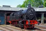 Die Güterzugtenderlokomotive 93 230, ex DR 93 230, ex Preußische T 14 Erfurt 8526, am 07.06.2014 im Eisenbahnmuseum Dieringhausen (Leihgabe des Verkehrsmuseums Dresden). 

Die Lokomotiven vom Typ Preußische T 14 waren für den Güterzugdienst und den sonntäglichen Ausflugsverkehr auf den Strecken der Berliner Stadtbahn vorgesehen. Später wurde die T 14 auch von anderen Direktionen für den Güterzugdienst auf Hauptbahnen und auch den Personenzugdienst beschafft. Insgesamt wurden für die Preußischen Staatseisenbahnen in den Jahren 1914 bis 1918 insgesamt 457, für die Reichseisenbahnen in Elsaß-Lothringen 40 Lokomotiven dieses Typs gebaut.

Durch eine unglückliche Lastverteilung war die Achslast der hinteren Laufachse mit 169,7 kN höher als die der Treibachsen.   

Die T 14 wurde 1917 bei Union-Gießerei Lokomotivfabrik und Maschinenbauanstalt in Königsberg unter der Fabriknummer 2315 gebaut und an die Preußische Staatsbahn (P.St.B.) als T 14 Erfurt 8526 geliefert.

TECHNISCHE DATEN:
Spurweite:  1435 mm (Normalspur)
Achsformel:  1'D1'
Gattung: Gt 46.18
Länge über Puffer:  13.800 mm
Dienstmasse:  97,6 t
Reibungsmasse:  63,4 t
Radsatzfahrmasse:  16,9 t
Höchstgeschwindigkeit:  65 km/h
Indizierte Leistung:  998 PS (734 kW=
Treibraddurchmesser:  1.350 mm
Laufraddurchmesser vorn:  1.000 mm
Laufraddurchmesser hinten:  1.000 mm
Zylinderdurchmesser:  600 mm
Kolbenhub:  660 mm
Kesselüberdruck:  12 bar
Rostfläche:  2,49 m²
Überhitzerfläche:  50,28 m²
Verdampfungsheizfläche:  126,62 m²