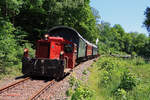 Geführt von der 323 133-9 (Köf II) der Aggertalbahn (Andreas Voll) hat der Dampfzug „Bergischer Löwe“ vom EM Dieringhausen am 02.06.2011 nun den Bf Wiehl, hier kurz vor