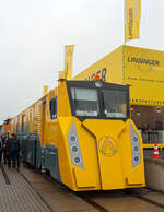 LINSINGER Schienenfrszug SF02T-FS prsentiert auf der InnoTrans 2014 in Berlin (26.09.2014). 

Diese Schienenfrsmaschine SF02T-FS wurde 2014 von Linsinger unter der Fabriknummer OLZ-001 gebaut, hier prsentiert und spter nach Hongkong an die MTR - Mass Transit Railway (U-Bahn) geliefert.
Beim Einsatz in U-Bahnen und Schmalspurnetzen berzeugt diese Schienenbearbeitungsmaschine SF02T-FS mit geringen Achslasten und schlankem Design (kleines Lichtraumprofil) und einen minimalen Kurvenradius von 50 m. Es fallen keine Frsspne- oder Schleifstaubemissionen an.

Sie ist aber auch geeignet fr Hochgeschwindigkeitsstrecken und von der DB geprft und freigegeben.

TECHNISCHE DATEN (Normalspurausfhrung): 
Spurweite: 1.435 mm  (Ausfhrungen von 1.000 – 1.668 mm mglich)
Achsanzahl: 6
Lnge ber Puffer: 23.850 mm
Drehzapfenabstand: 9.100 mm
Treib- und Laufraddurchmesser: 700 mm (neu) / 680 mm (abgenutzt)
Breite: 2.500 mm
Hhe: 3.400 mm
Eigengewicht: 72 t
Achslast: max. 14 t
Hauptantrieb: Dieselmotor mit 420 kW Leistung
Antriebsart: Hydraulisch
Hchstgeschwindigkeit: 80 km/h
Kleister  befahrbarer Gleisradius: R = 50 m
Max. Steigung: 40‰
Arbeitseinheiten:  je zwei Frseinheiten und eine Schleifeinheit pro Seite, elektrisch angetrieben.
Bearbeitungsgeschwindigkeit: 6-16 m/min
Max. Abtragung pro Durchlauf: 1,5 mm an der Fahrflche / 5 mm an der Fahrkante
Max. Gleisberhhung: 160 mm (bei Nomalspur)
Spnebehlter Volumen: 5 m
Tankvolumen: 2.000 Liter
