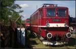 Die ehemalige Versuchslok des LEW Hennigsdorf 211 001-3 zu Gast beim Bw-Fest (ex Traditionslok DR, VM Dresden, 7. Berliner Eisenbahnfest, Bw Schöneweide 12.09.2010)
<br><br>
Die Lok wurde 1961 mit der Fabriknummer 8958 im Werk LEW Hennigsdorf gebaut und als E 11 001 im Bw Halle P in Dienst genommen. 1970 erfolgte die Umzeichnung in das dann übliche Schema als 211 001 und 1992 dann in 109 001. Mitte 1993 erfolgte die z-Stellung und gegen Ende des Jahres dann die Ausmusterung. Zur BSW-Gruppe Traditionsgemeinschaft Bw Halle P e. V. kamm sie Anfang der 2000er Jahre, Eigentümer der Lok ist das DB Museum Nürnberg.