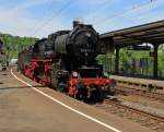 52 8134-0 der Eisenbahnfreunde Betzdorf (EFB) kommt mit Sonderzug von Au/Sieg und fhrt Rauchkammer voraus am 08.05.2011 in den Bahnhof Betzdorf/Sieg.