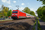   Der IC 2004   Schwarzwald  (Konstanz - Koblenz - Köln - Emden Hbf) fährt am 30.04.2019, im Sandwich mit der Zuglok 101 033-9 und der Schublok 101 012-3 durch Bonn-Gronau (nähe dem Bf